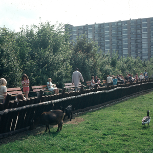 821570 Afbeelding van de kinderboerderij in het Park Transwijk te Utrecht.